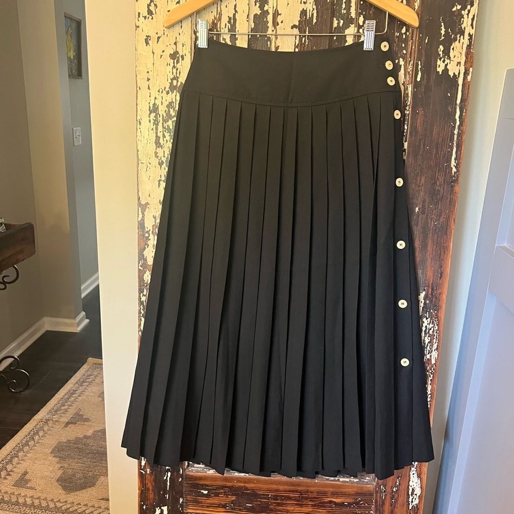 Vintage Chopard Elegant Black Pleated Skirt with Button Detail size 8.